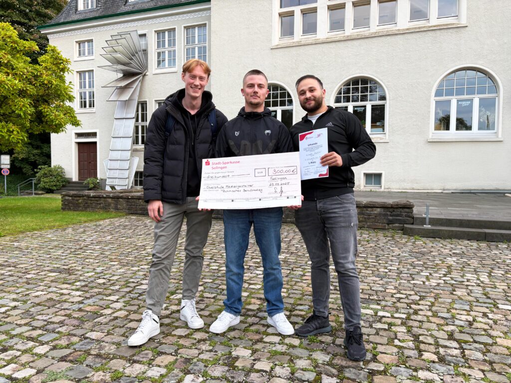 Erster Platz beim Schulwettbewerb 2025: Kurzfilm „Die Spiegelwelt“ ausgezeichnet. Alexander Solich, Mohamad Zayat, Niklas Schittenhelm und Tim Vollenbruch, Lehrerin Sophia Weis