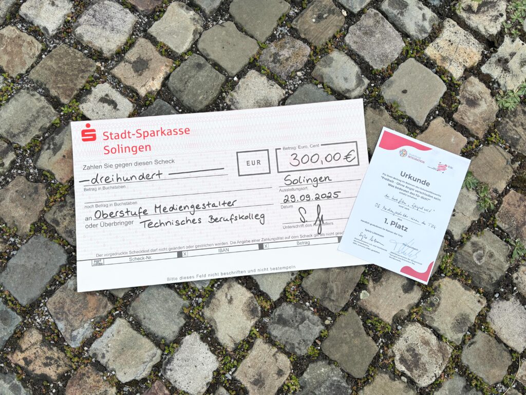 Erster Platz beim Schulwettbewerb 2025: Kurzfilm „Die Spiegelwelt“ ausgezeichnet. Alexander Solich, Mohamad Zayat, Niklas Schittenhelm und Tim Vollenbruch, Lehrerin Sophia Weis