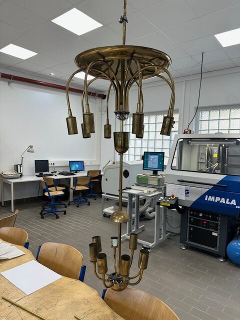Tischleuchte – Projekt der Graveure und Metallbildner Oberstufe am TBK Solingen
