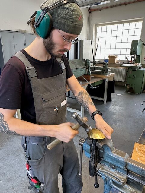 Tischleuchte – Projekt der Graveure und Metallbildner Oberstufe am TBK Solingen