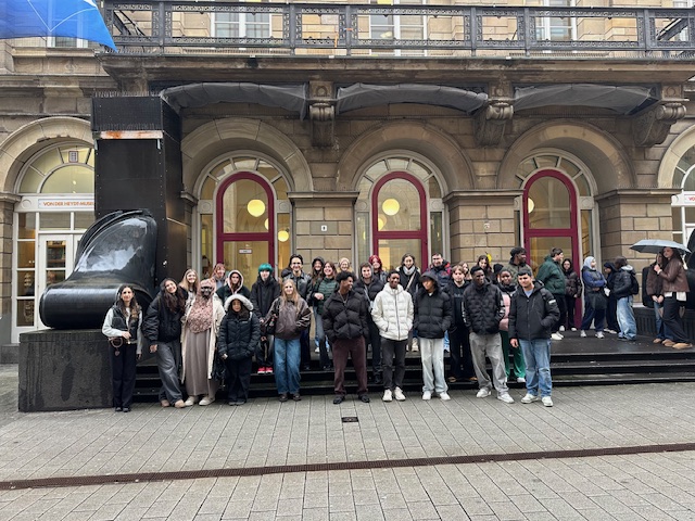 Die Klassen 6GT24, 6GT25 und 8IF25B vor dem Museum in Wuppertal