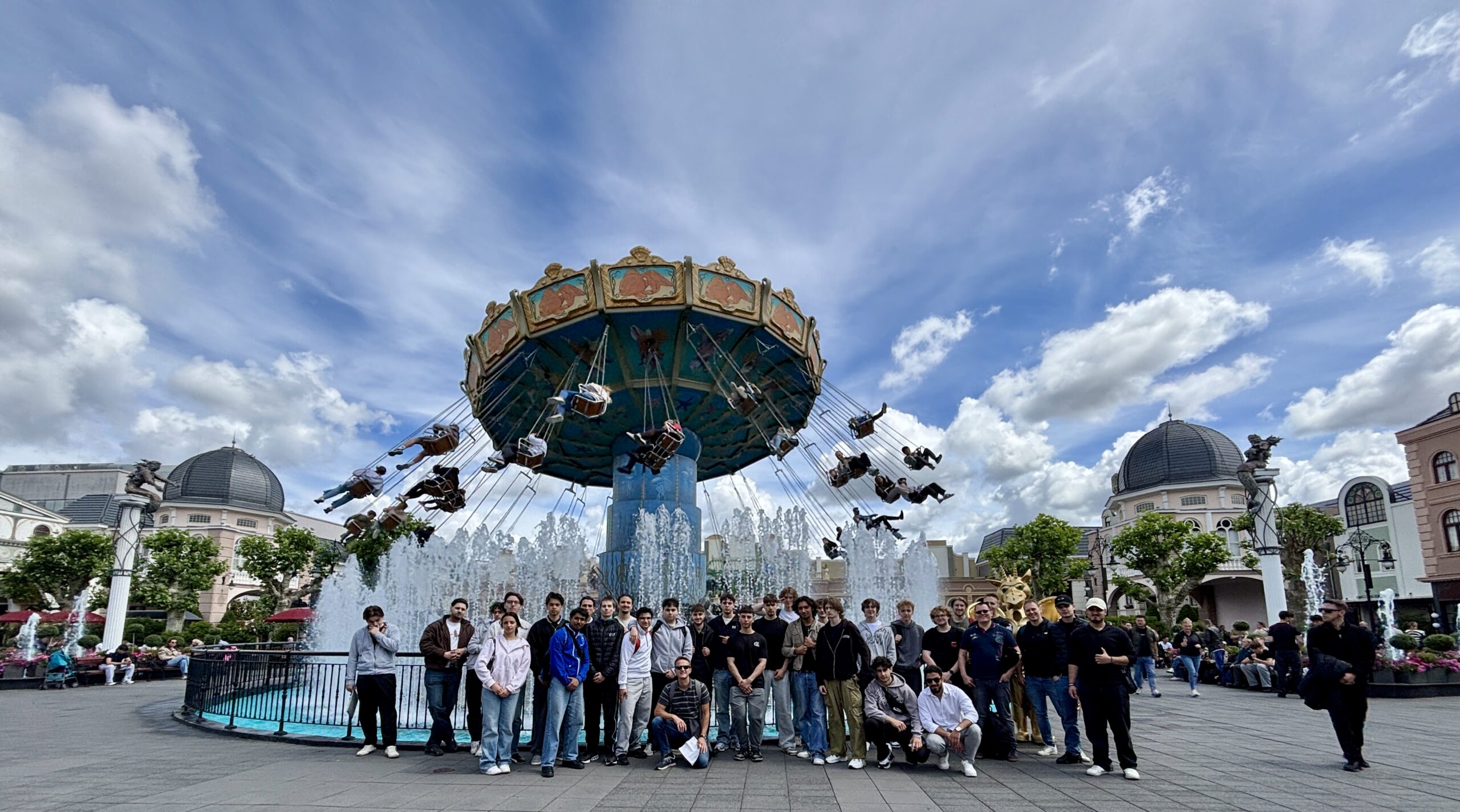 Bei bestem Wetter verbrachten die Klassen 6IT24 und 4IM23 (Industriemechaniker) einen erlebnisreichen Tag im Phantasialand Brühl.