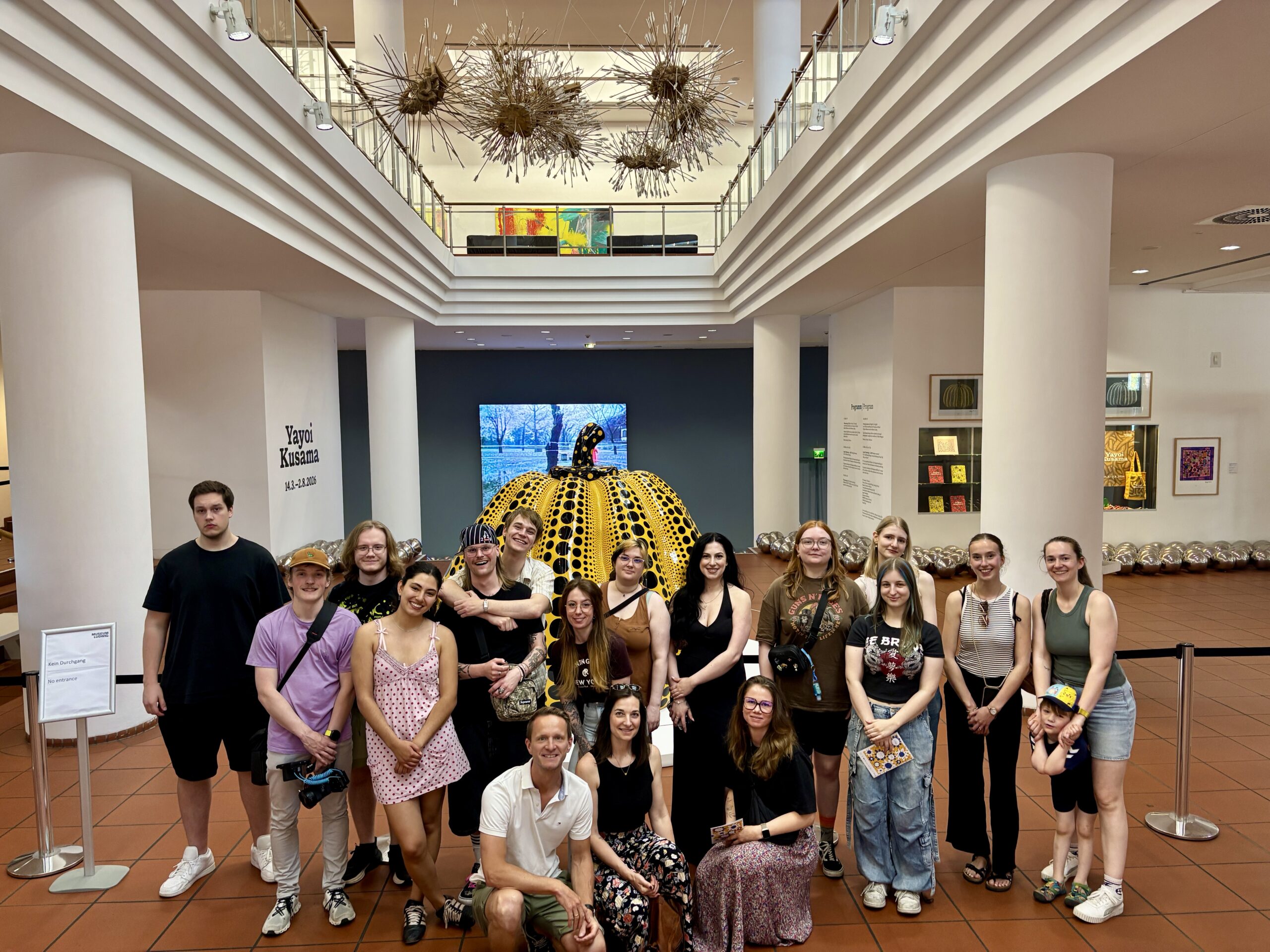 Am 19.06.2026 besuchte die Mittelstufe der Mediengestalter Digital und Print (6MG24) die Ausstellung der international renommierten Künstlerin Yayoi Kusama im Museum Ludwig in Köln.