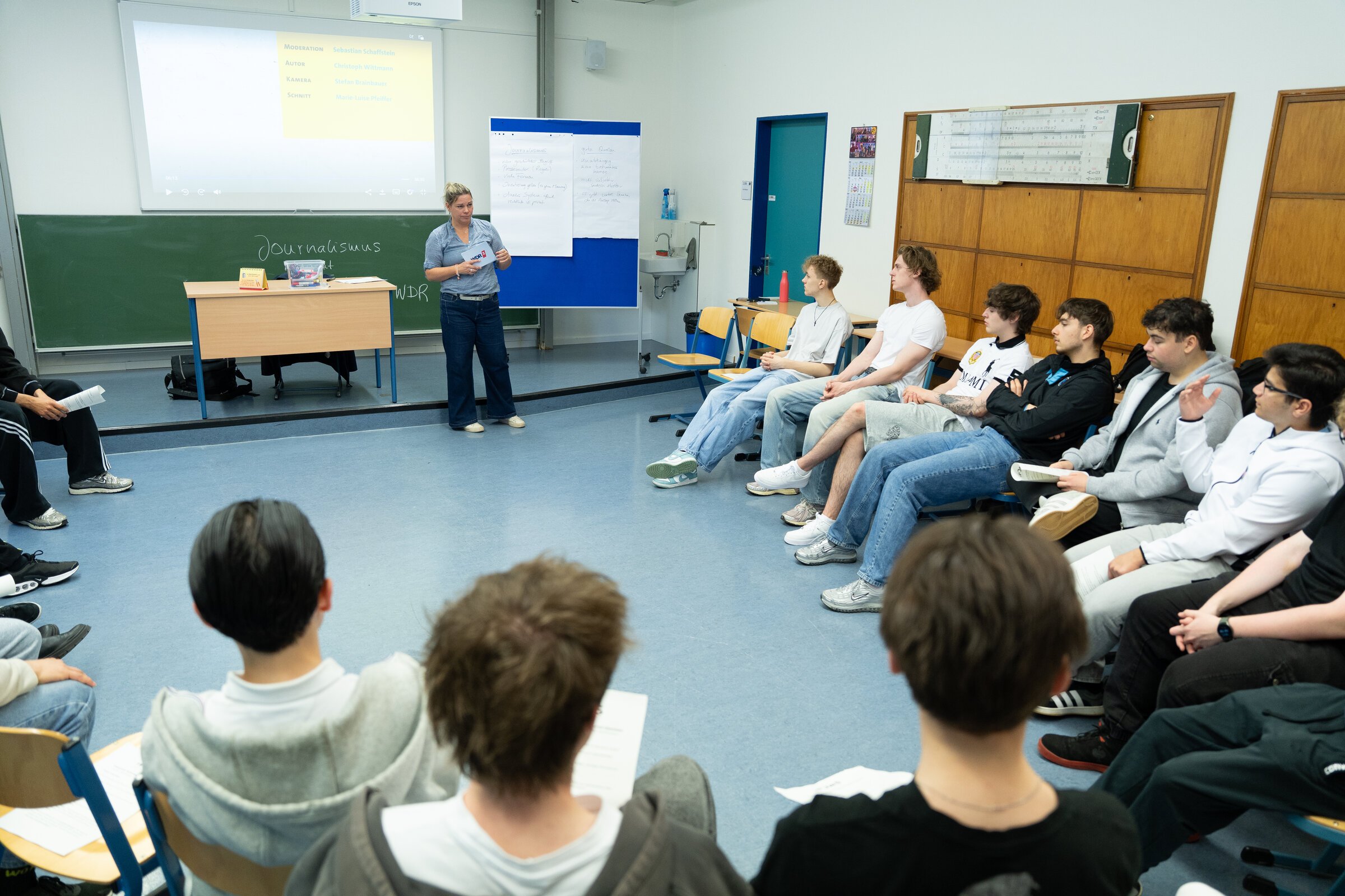 Schulbesuch im Rahmen des "Journalismus macht Schule" Programmes am Technischen Berufskolleg Solingen mit Conny Raupold