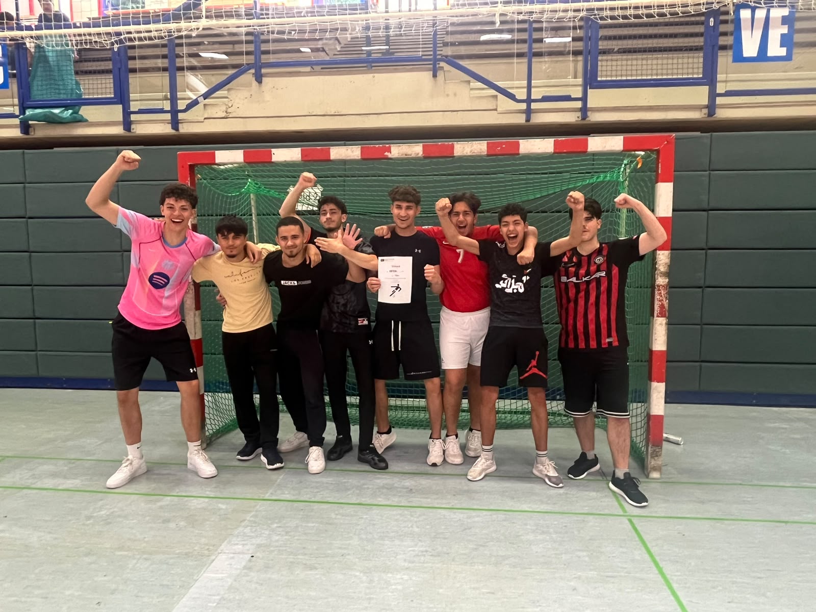 Im Fußballturnier setzte sich im Endspiel die Klasse 8BT25B gegen die Klasse 7AM25 durch und sicherte sich den Turniersieg.